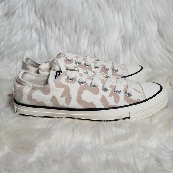 Converse Chuck Taylor All Star Low Top Cream 7 Women / 5 Men NWOB - Picture 2 of 6